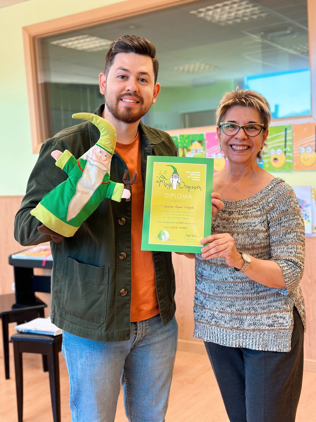 Andrée Agoni recibiendo el diploma oficial de Mago Diapasón en España